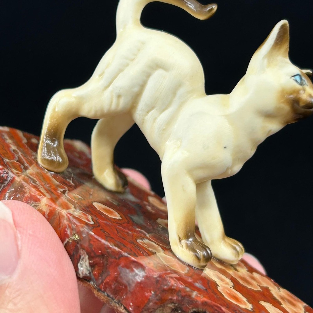 Vintage Siamese Cat Mini Figurine on Red Stone Slab Mid Century Home Decor - Picture 10 of 14